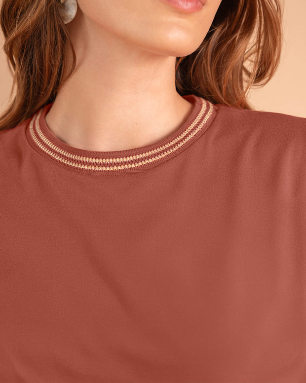 Camiseta manga sisa con bordado en cuello