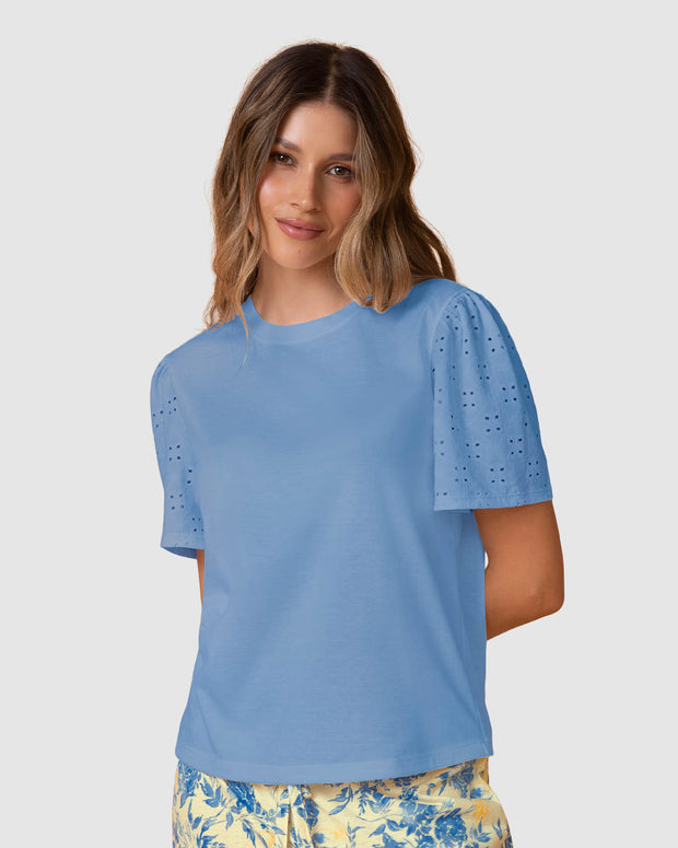 Camiseta con manga corta en ojalillo