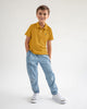 Camiseta tipo polo con perilla funcional para niño#color_847-mostaza