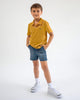 Camiseta tipo polo con perilla funcional para niño#color_847-mostaza