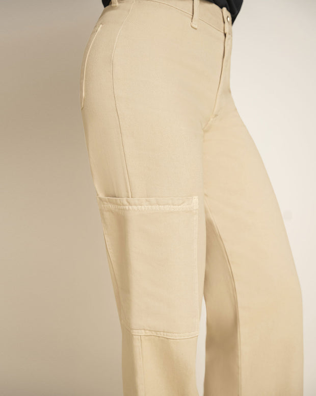 Pantalón tiro alto bota recta con bolsillo tipo cargo