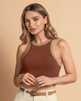 Camiseta crop top manga sisa cuello redondo#color_a89-terracota-med