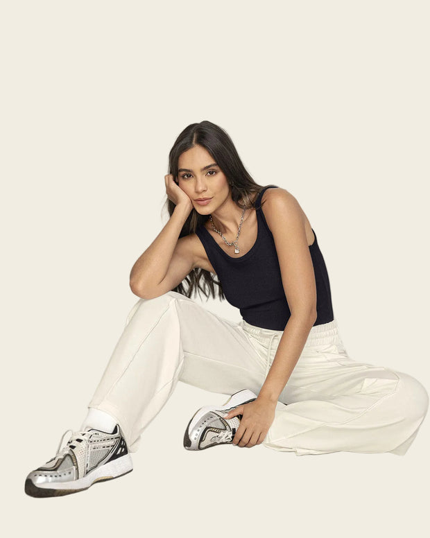 Pantalón tipo jogger con bota ancha