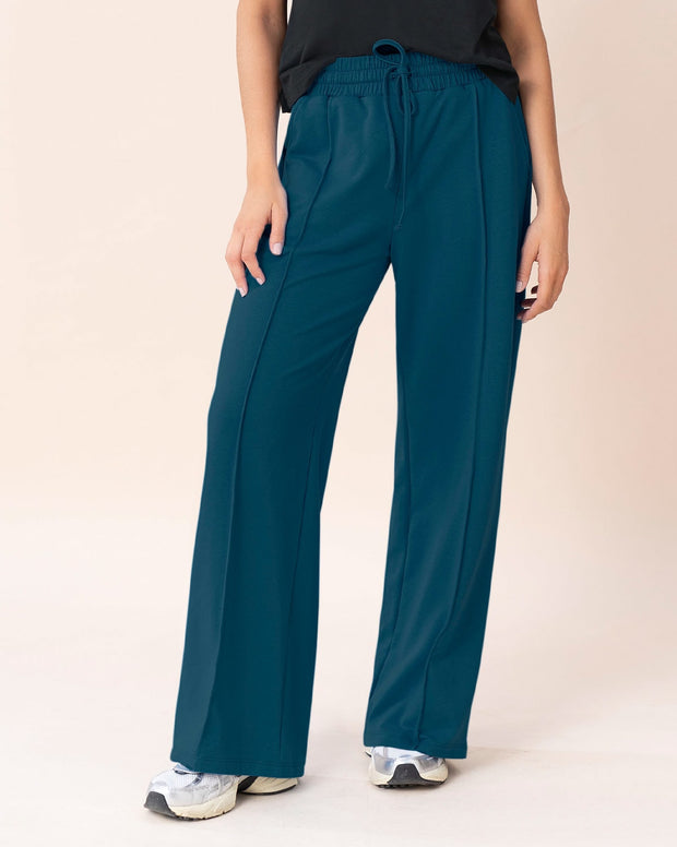 Pantalón tipo jogger con bota ancha