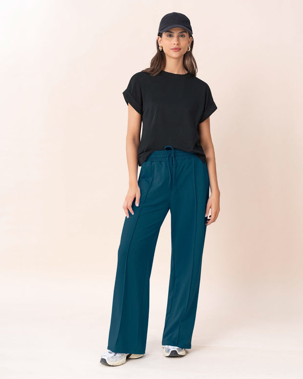 Pantalón tipo jogger con bota ancha