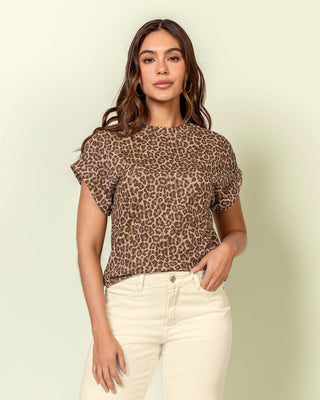 Camiseta con estampado localizado en el frente#color_225-animal-print-cafe-medio