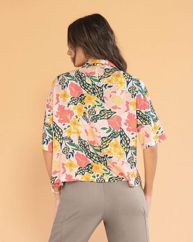 Blusa manga corta con cuello solapa y perilla funcional