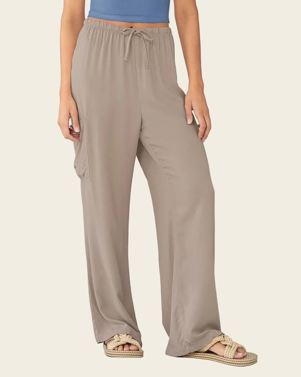 Pantalón tipo cargo con elástico en cintura ajustable