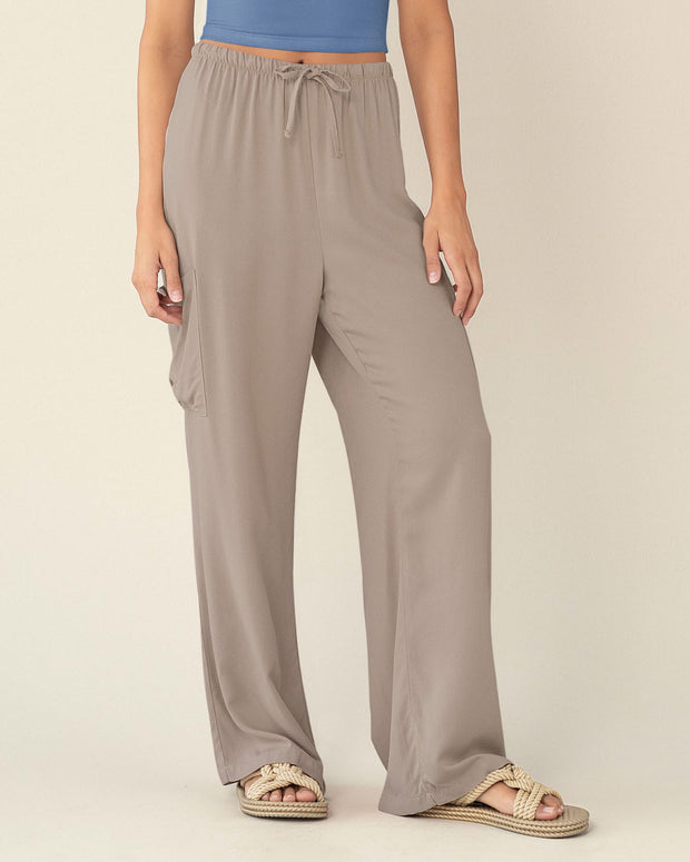 Pantalón tipo cargo con elástico en cintura ajustable