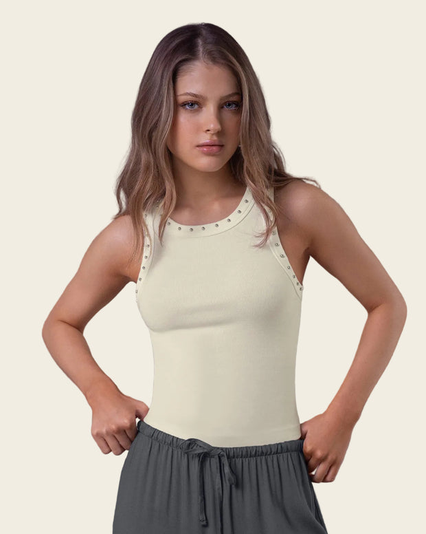 Camiseta manga sisa con taches en cuello y sisa