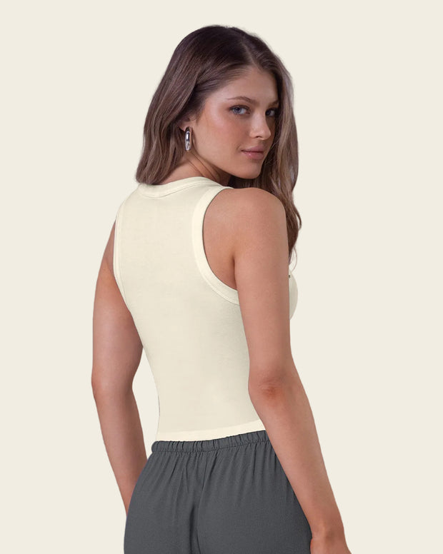 Camiseta manga sisa con taches en cuello y sisa