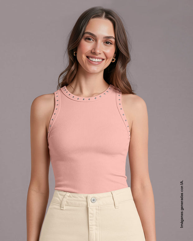 Camiseta manga sisa con taches en cuello y sisa