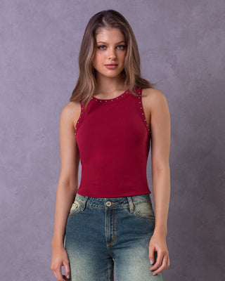 Camiseta manga sisa con taches en cuello y sisa#color_c34-vino