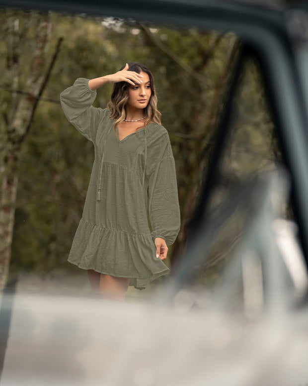 Vestido corto con volumen en mangas