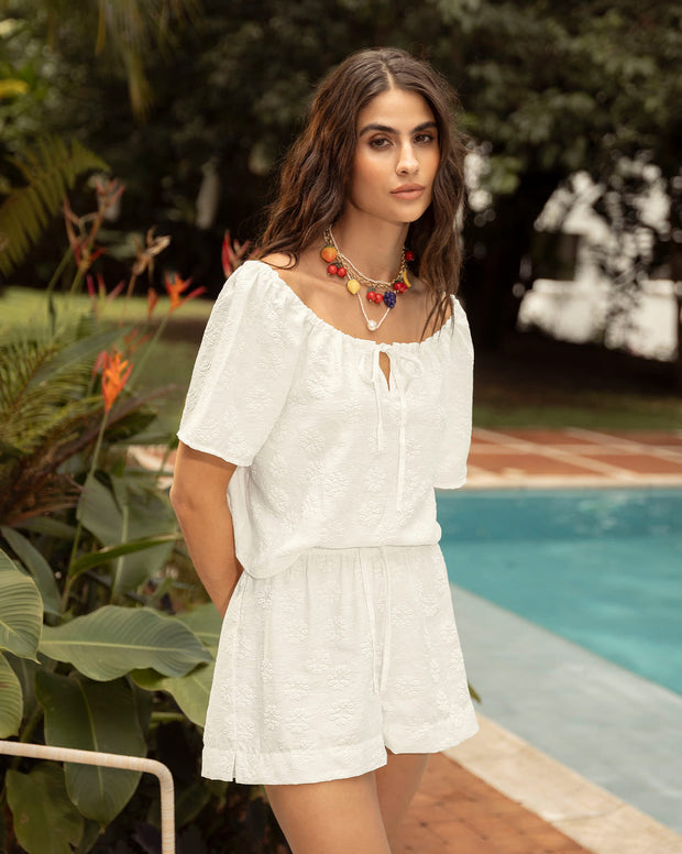 Short corto con estampado en relieve