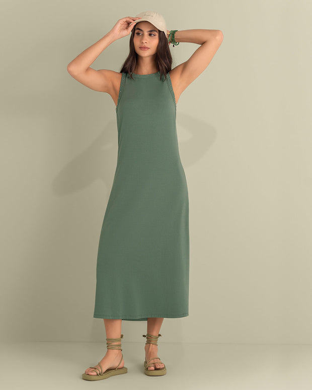 Vestido largo con detalle de taches en cuello y sisa