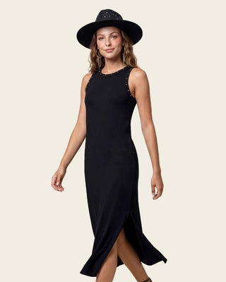 Vestido largo con detalle de taches en cuello y sisa#color_700-negro
