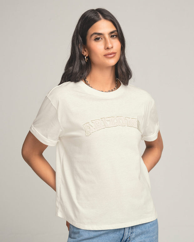 Camiseta manga corta con aplique bordado en frente