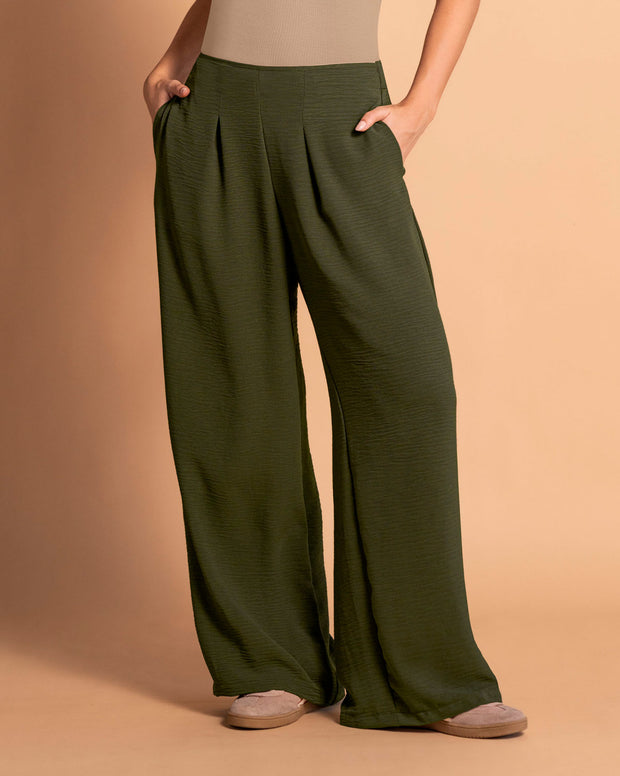 Pantalón bota ancha elaborado en tela con textura