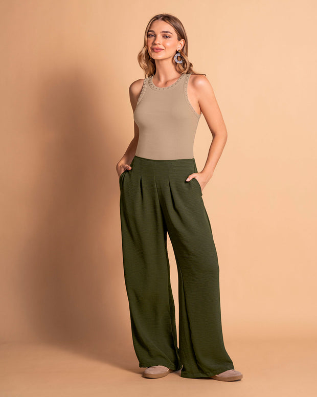 Pantalón bota ancha elaborado en tela con textura