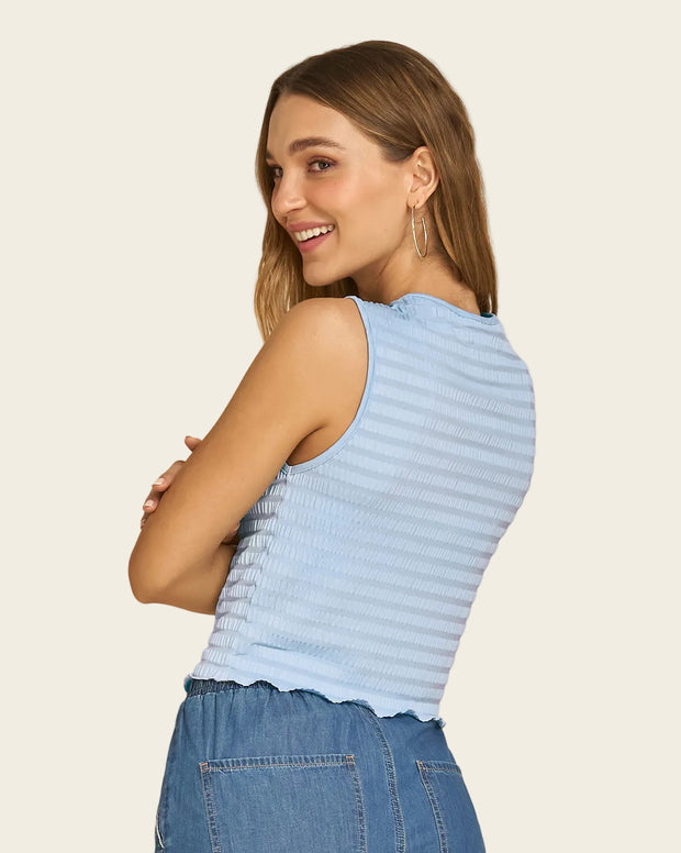 Camiseta manga sisa con cuello alto elaborada en tela con textura