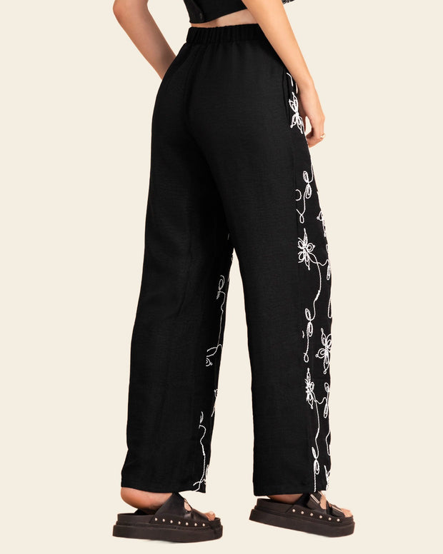 Pantalón bota ancha con elástico en cintura y bordado en frente