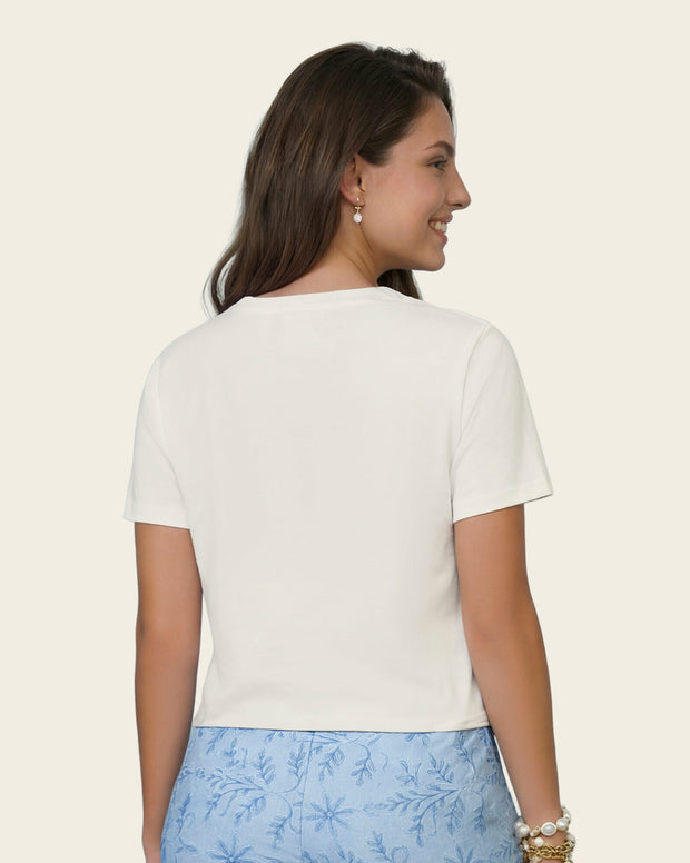 Camiseta manga corta con aplique en el cuello