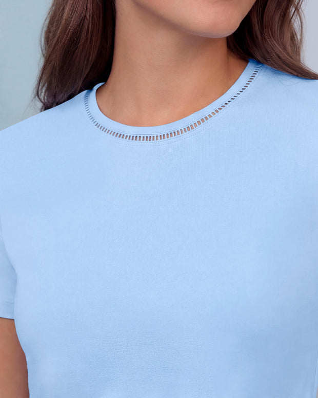 Camiseta manga corta con aplique en el cuello