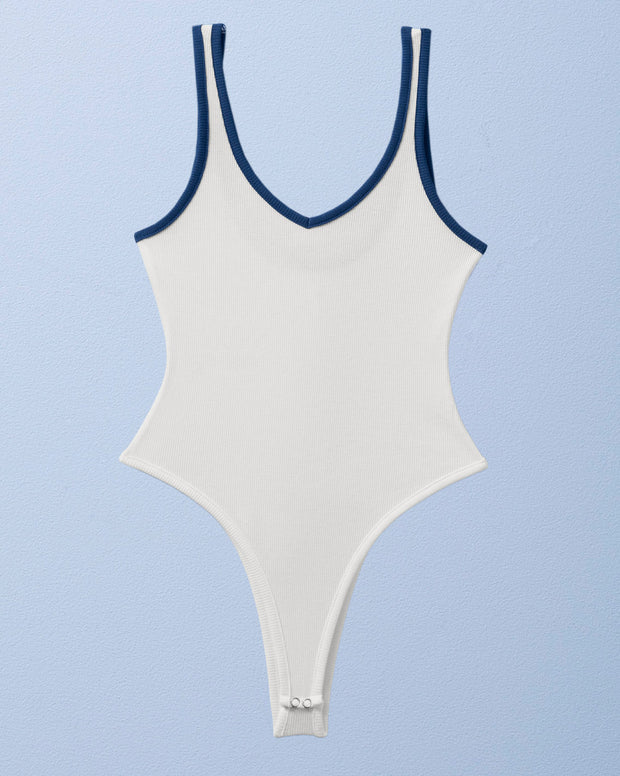 Body con detalles en contraste en escote y sisa