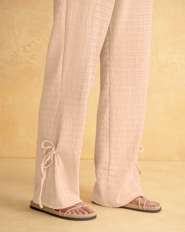 Pantalón amplio con textura y lazos en bota