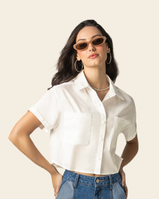 Camisa corta con bolsillos frontales