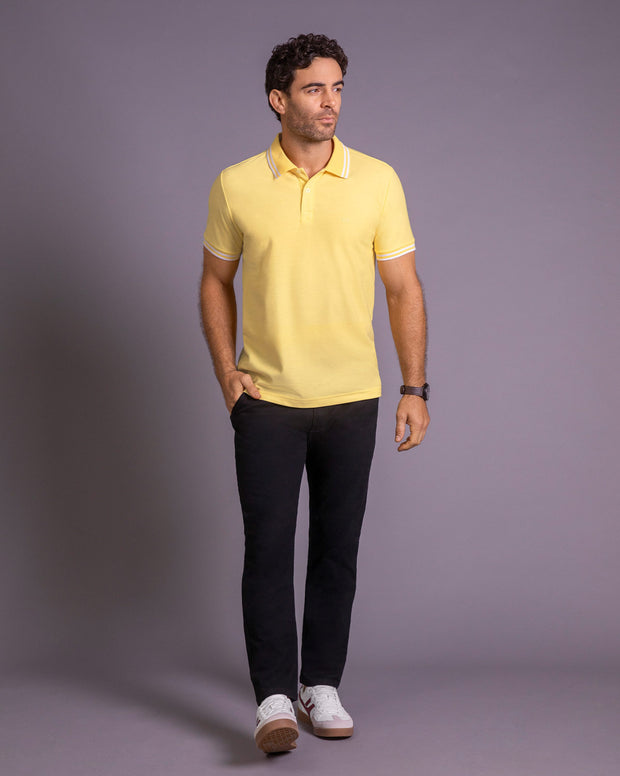 Camiseta tipo polo clásica con cuello y mangas en tejido texturizado