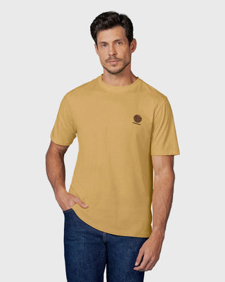 Camiseta manga corta con estampado localizado y cuello redondo#color_847-mostaza