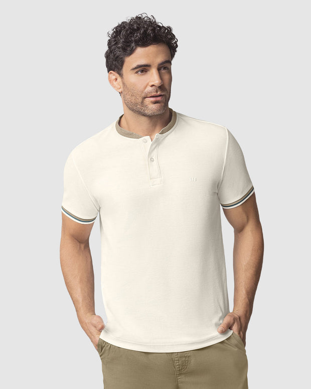 Camiseta con cuello henley y perilla funcional