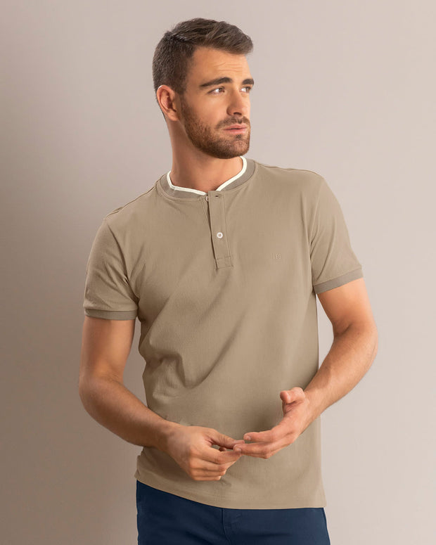 Camiseta con cuello henley y perilla funcional