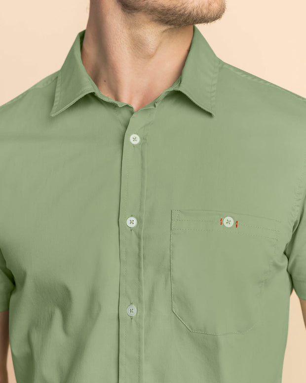 Camisa manga corta con botones y bolsillo en frente