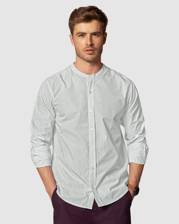 Camisa cuello nerú con botones funcionales en frente para hombre