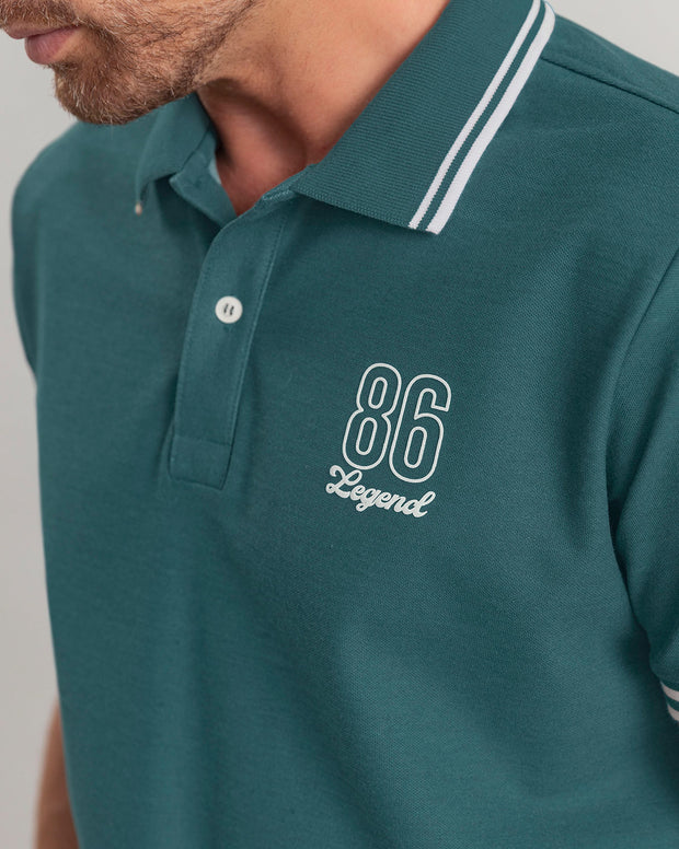 Camiseta tipo polo con detalle en contraste en el cuello