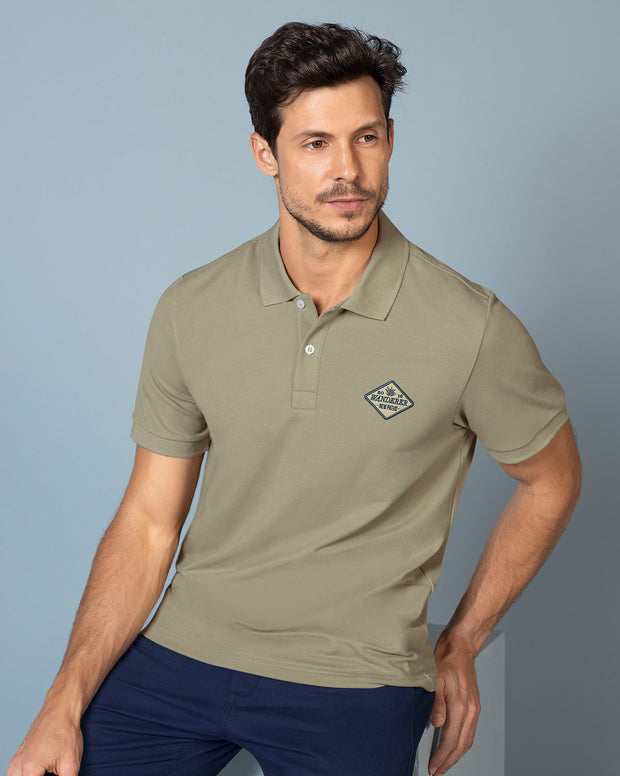 Camiseta tipo polo con aplique bordado