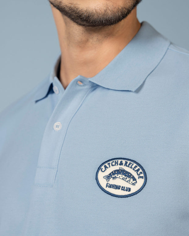 Camiseta tipo polo con aplique bordado