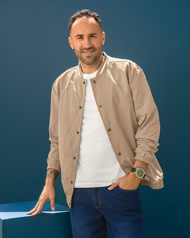 Chaqueta tipo bomber con cuello en contraste