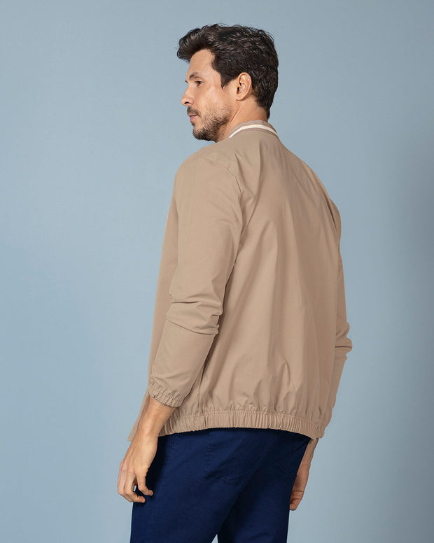 Chaqueta tipo bomber con cuello en contraste