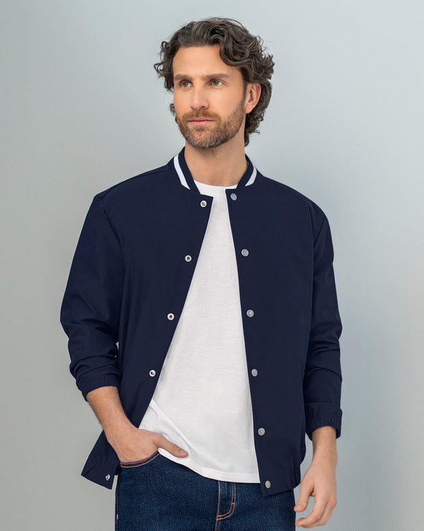 Chaqueta tipo bomber con cuello en contraste