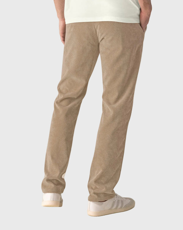 Pantalón masculino bota recta en corduroy