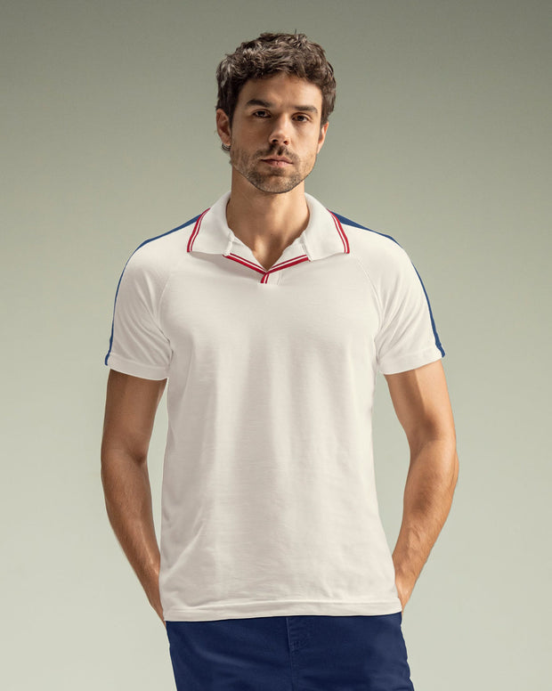 Camiseta tipo polo con cuello sport y detalles en contraste