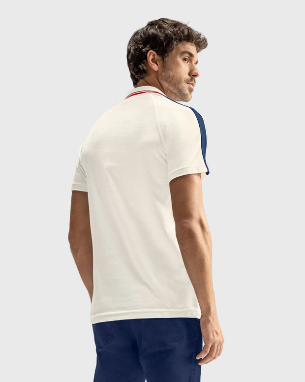 Camiseta tipo polo con cuello sport y detalles en contraste