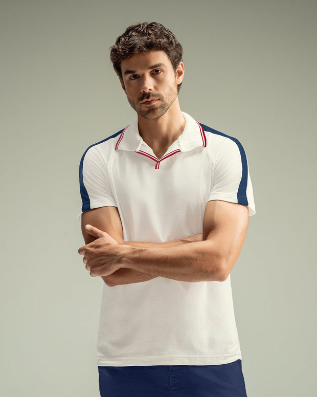 Camiseta tipo polo con cuello sport y detalles en contraste
