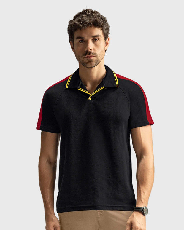 Camiseta tipo polo con cuello sport y detalles en contraste