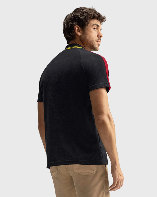 Camiseta tipo polo con cuello sport y detalles en contraste
