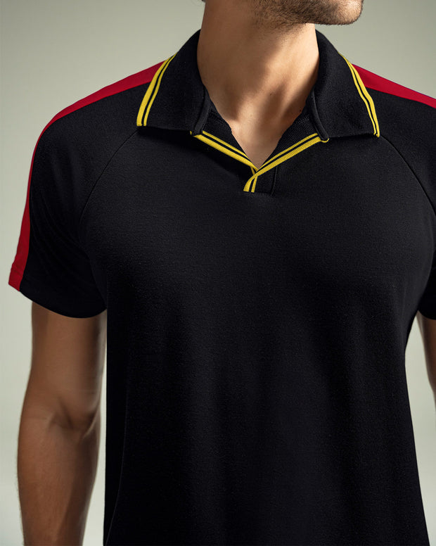 Camiseta tipo polo con cuello sport y detalles en contraste
